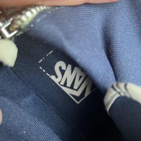 Vans - Picture 6 of 7